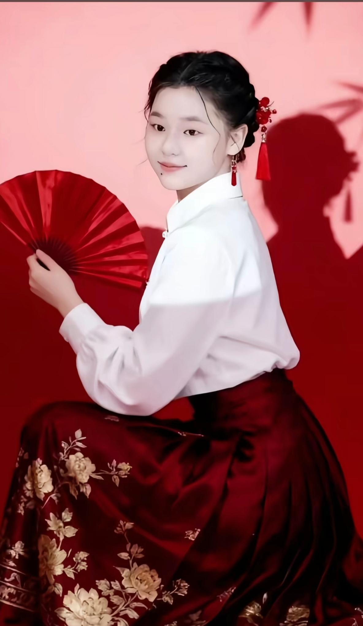 全红婵这组写真，真的越看越有味道。

不是画面多精致，也不是因为她人气高，而是镜