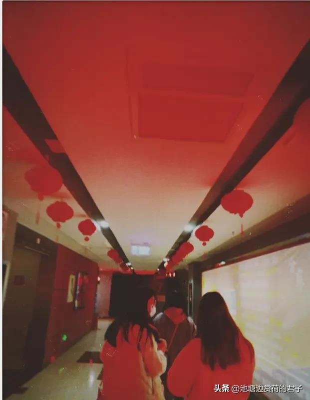 春节档电影里，《飞驰人生》太绝了，看完后劲超大。曾经的五冠王张弛，从赛车界巅峰跌