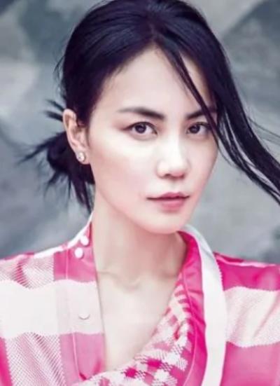 2000年，主持人好奇地问王菲:“你的本名叫王菲，当初为什么又改名叫王靖雯？”王