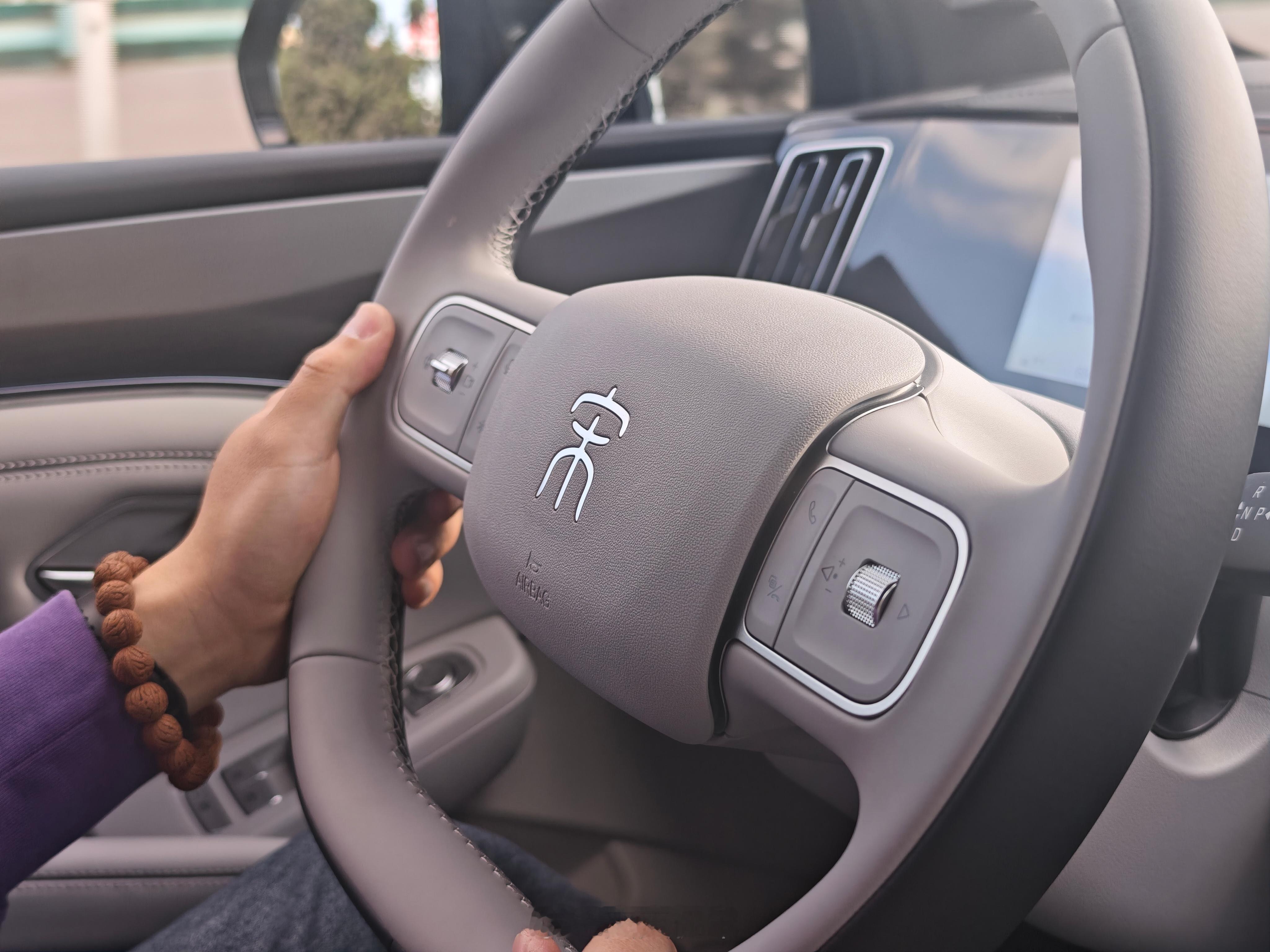 比亚迪公司起火看到官方回应了，是实验废弃车辆，无人员伤亡，正在试驾比亚迪就看到了