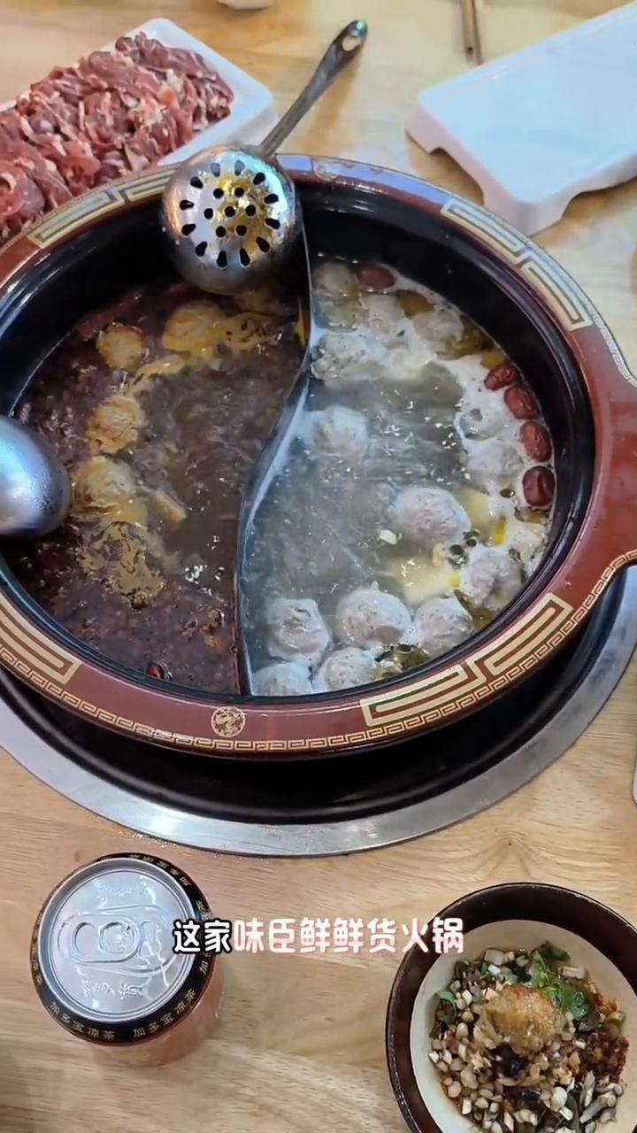 在南充吃正宗的潮汕牛肉火锅，我推荐你们来望鹤路的这家味臣鲜鲜货火锅。他们家的肉质