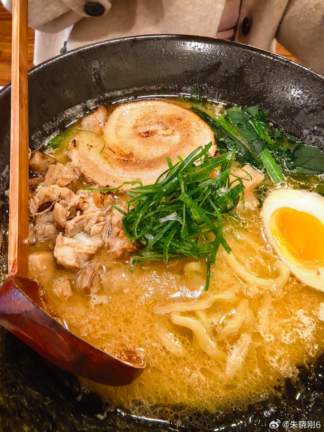 面道场是我和媳妇经常去的日式拉面，他家有日本的特色沾面。但听说最近中午人挺多就来