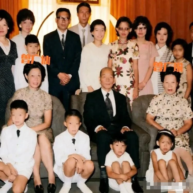 1967年，胡琏庆祝六十大寿时与两位夫人的罕见同框留影，镜头中寿星胡琏...