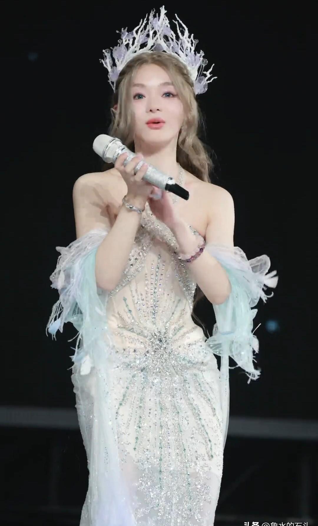 一场本该被剪掉的播出事故，却让黄霄云一夜封神。
跨年彩排，一开口就是王炸，高音直