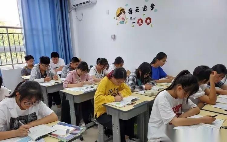 到了高中，你会发现：1、有些人考上重高后就废了，不是不想学，而是学不动。在初中的