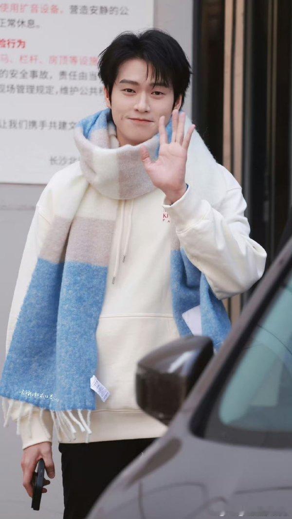 魏大勋好久不见怎么还害羞了救命！这就是白月光的魔力吗？魏大勋居然会害羞，我没看错