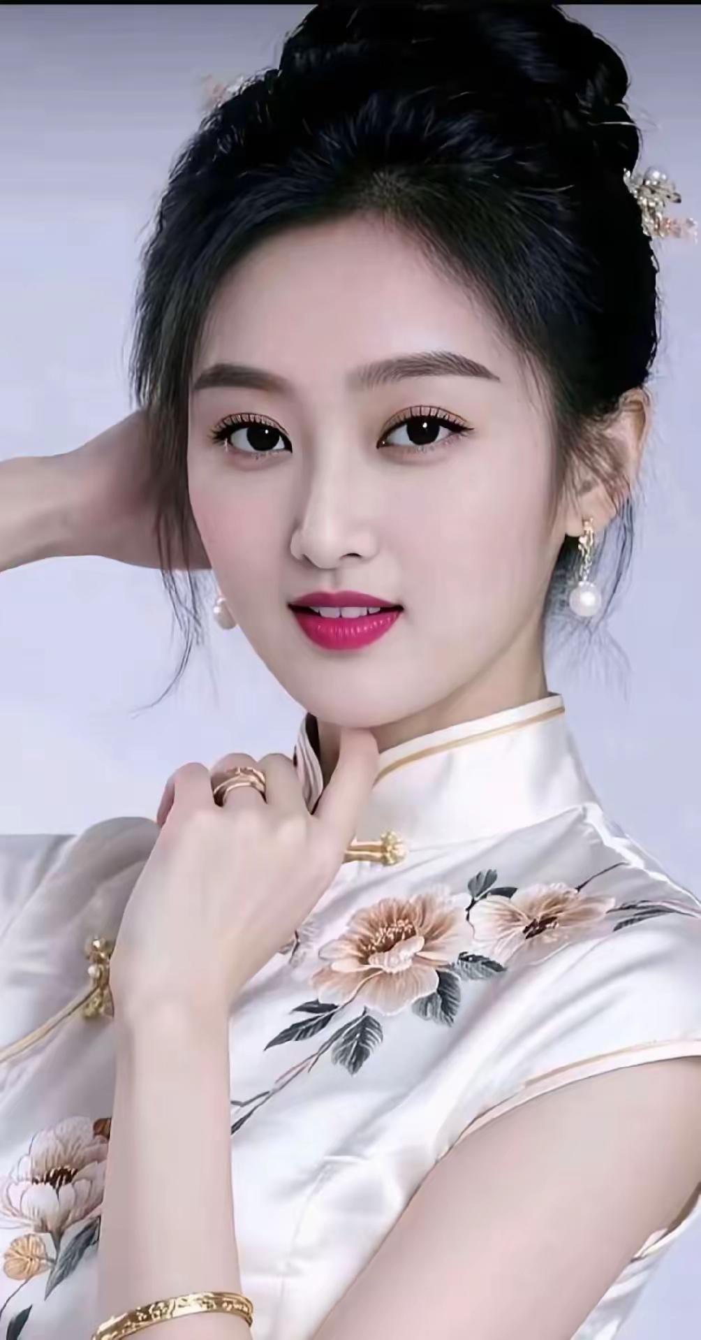 一首《任我行》气魄开阔，落笔便有遨游星河、比肩诗仙的洒脱，前三句意境拉满，只差收