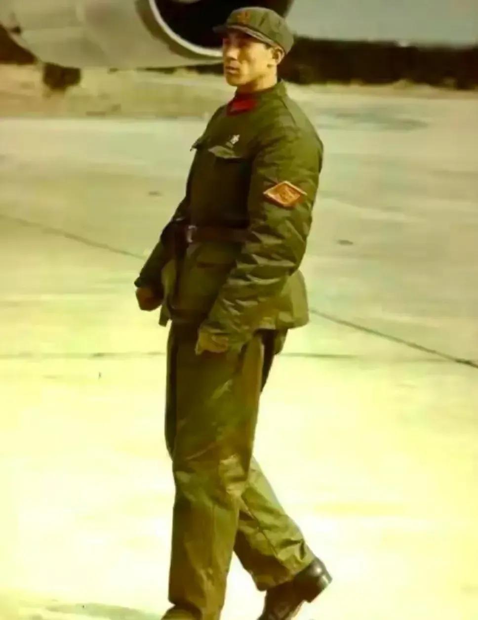 1972年，北京机场，欢迎尼克松访华时，一名“中南海保镖”，一张罕见的留影。

