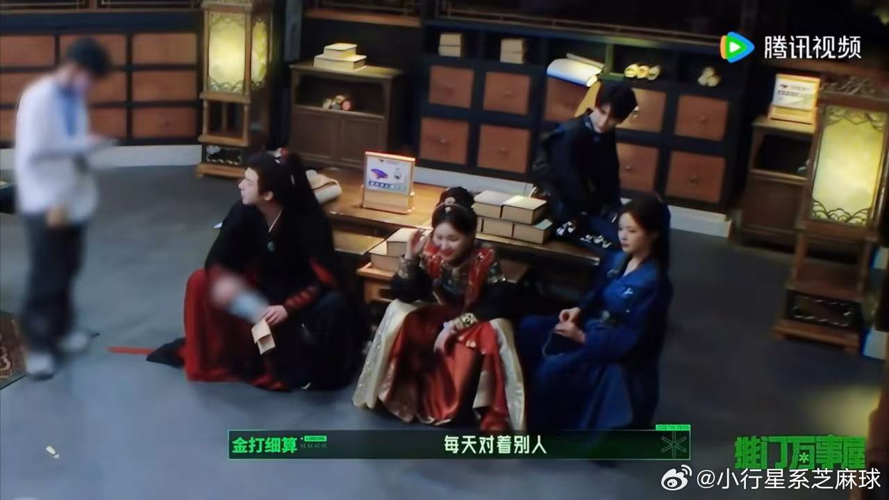 金靖调戏丁程鑫+周柯宇助攻，这组合太坏了。小丁手指伤着还被这俩围攻，乖乖坐着比O