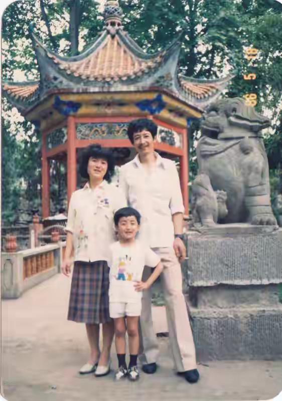 邹市明小时候和父母合影，他们一家人气质好像。后来他当爸了，他小孩很可爱，看得出来