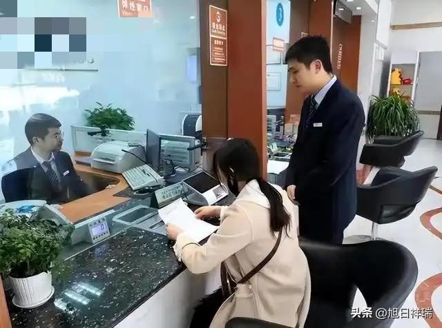 中秋给装修工人送块月饼，被老公认定有“不正当关系”；银行办贷款时帮工作人员推荐个