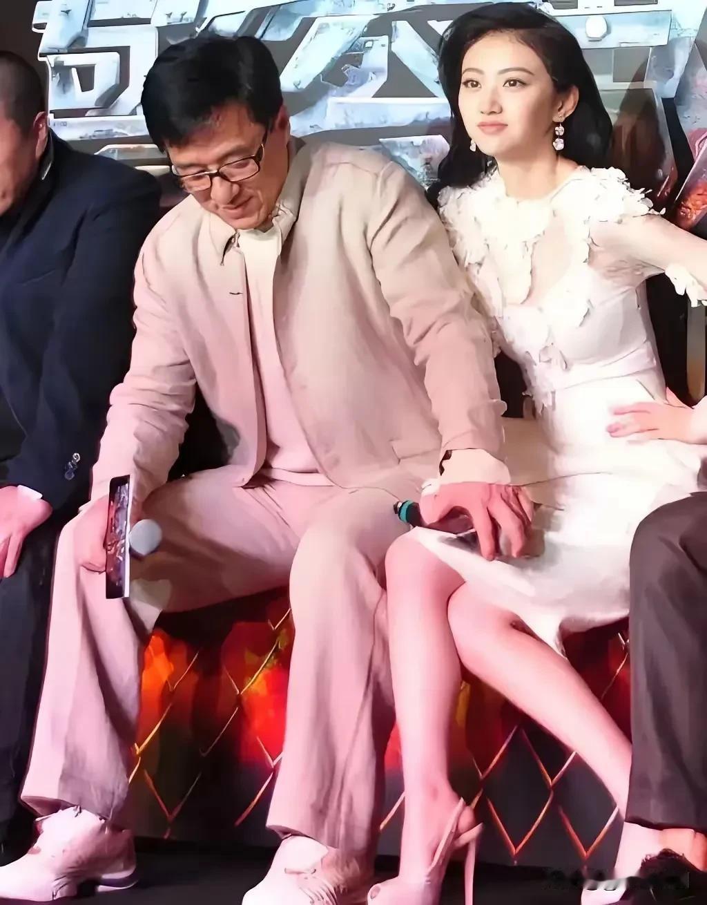 在大庭广众之下，他也手无收剑，因为他是大佬！