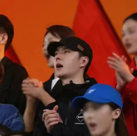 一直都是心软软的博宝……又翻到导演说一博百年征程在大合唱时因为环境的感染流下了激