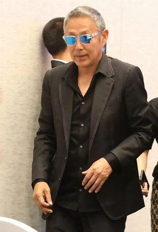 西装也是老演员了我们老辈子，就是节俭换件内搭帅出新高度 