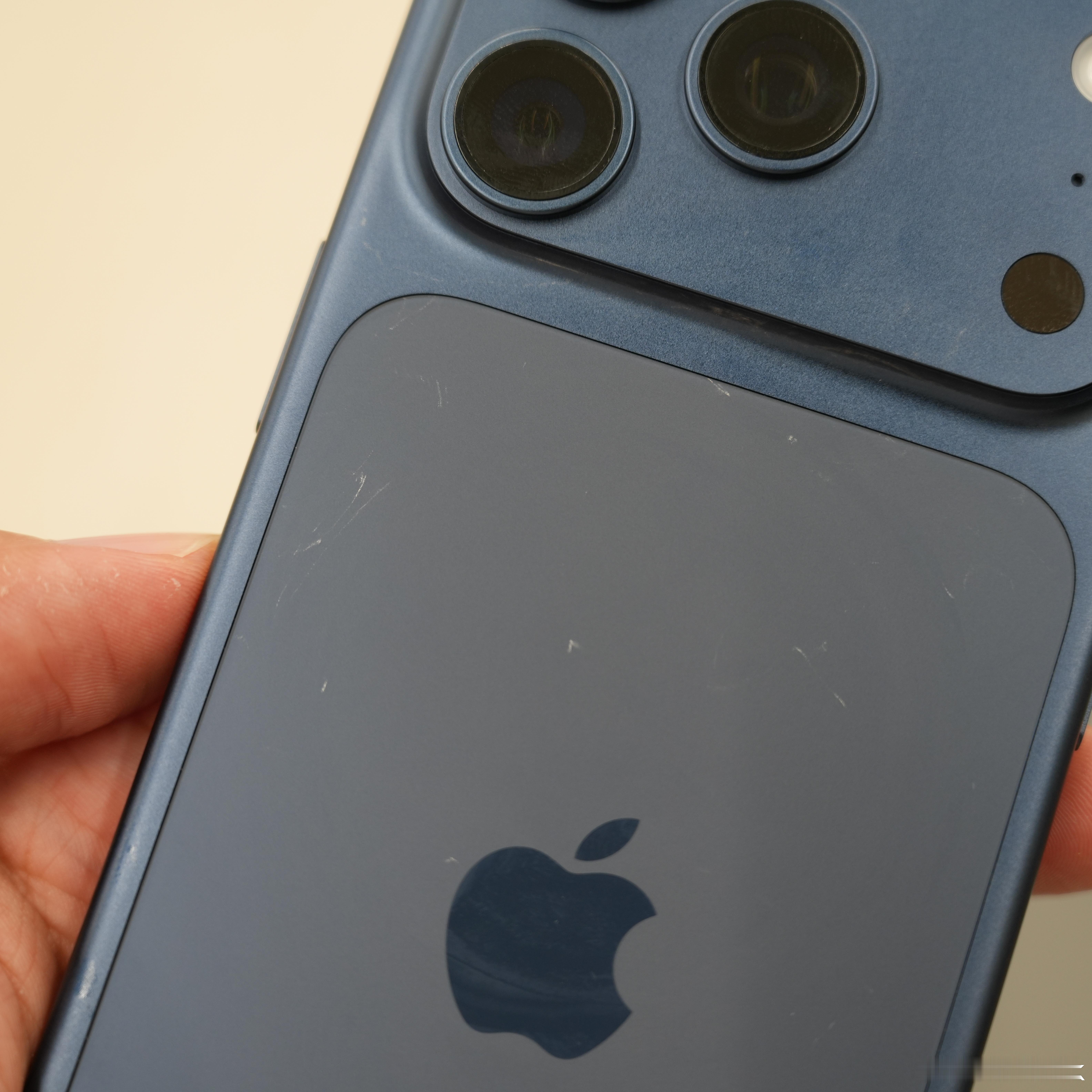 iPhone17Pro线下展出真机已满身划痕特地去店里看了下，iPhone 17