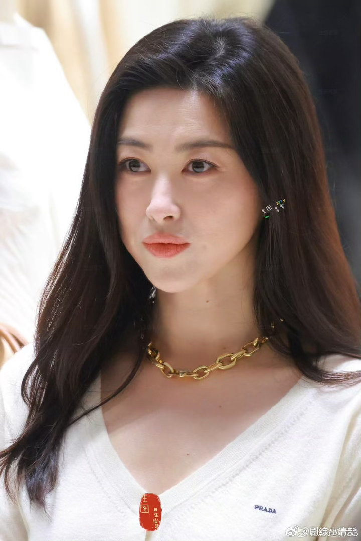 顶光下的朱珠 顶光都压不住的美貌！朱珠眉骨一挑气场全开，这颜值真的让人忍不住许愿