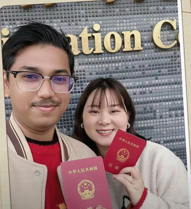 有印度人在油管上发视频说：中国女孩很喜欢外国人，所以他们一定会喜欢印度男人！
那