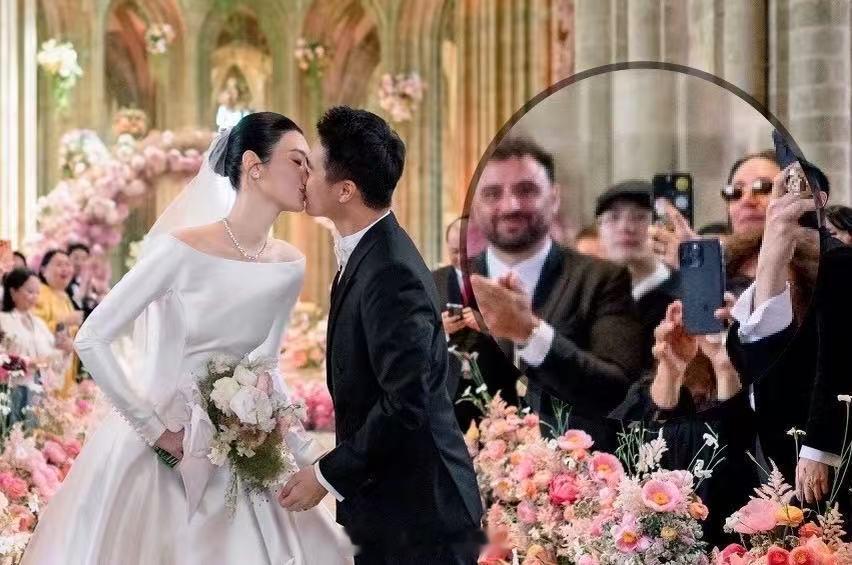 奚梦瑶何猷君婚礼上的王嘉尔奚梦瑶何猷君婚礼上的王嘉尔好认真！奚梦瑶何猷君婚礼现场