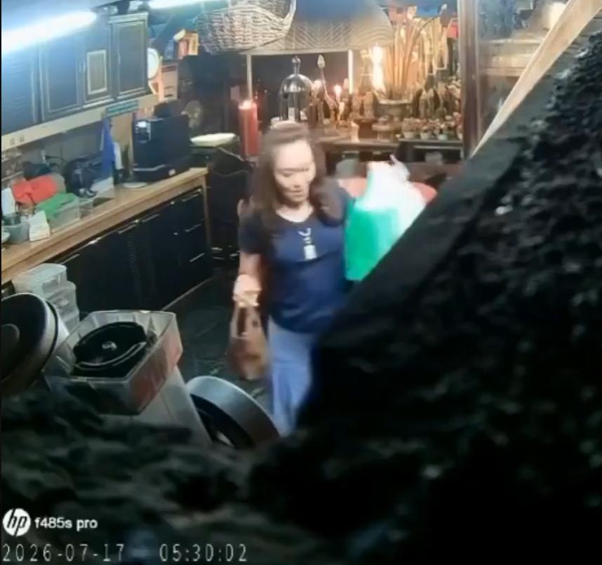 泰国大名鼎鼎的皇家寺庙住持阿赞初大翻车！66岁被捧成泽度金名师，私下却狂吞金条现