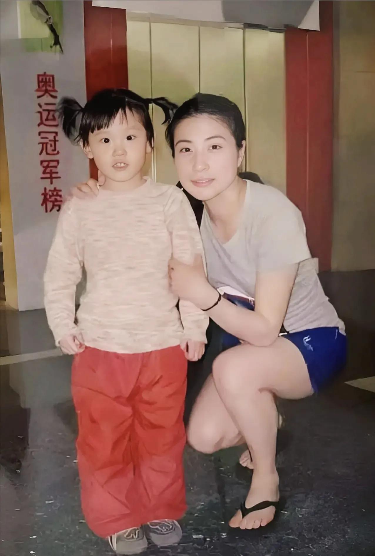 谁曾想，郭晶晶身旁的这个小女孩，长大后成了户喻户晓的奥运冠军，你看出这个小女孩是