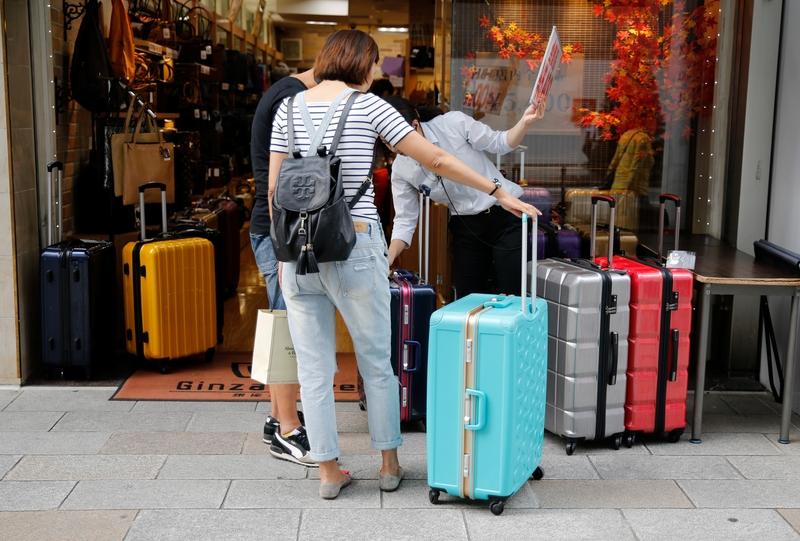 人民币升值对旅游业影响不小。近期人民币兑美元中间价升破7.08，创下近一年来新高