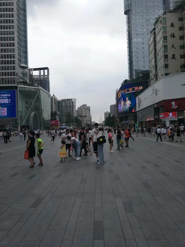 成都有好多好听的街名。像春熙路，名字出自老子《道德经》“众人熙熙，如享太牢，如春