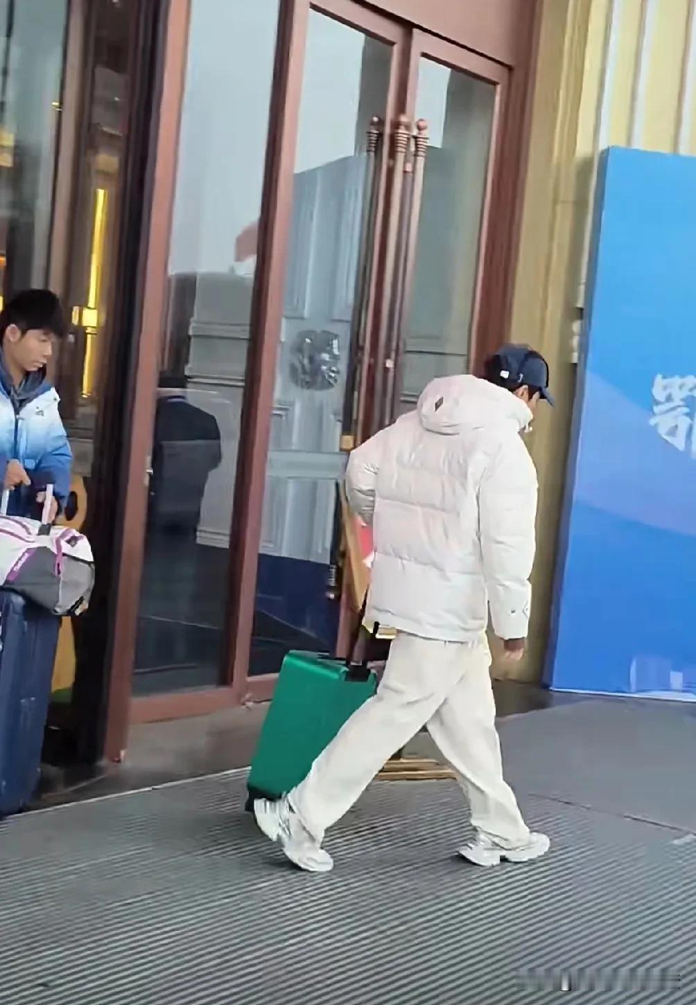 林高远离开鄂尔多斯，回京备战！

全锦赛，林高远的比赛全部结束了，团体赛林高远状