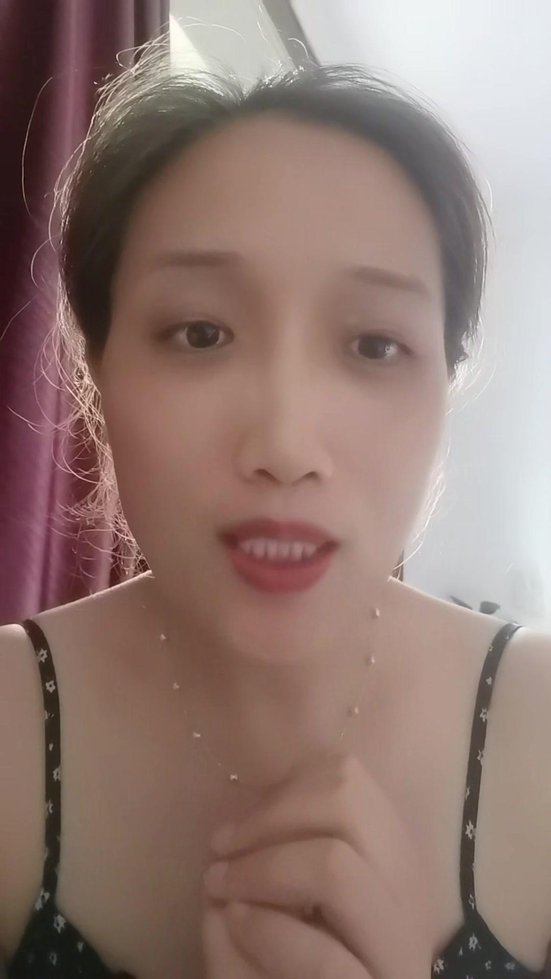 1️⃣开天门：双手交替向上推额头，疏通面部经络，让气色更红润～
2️⃣守神亭：掌