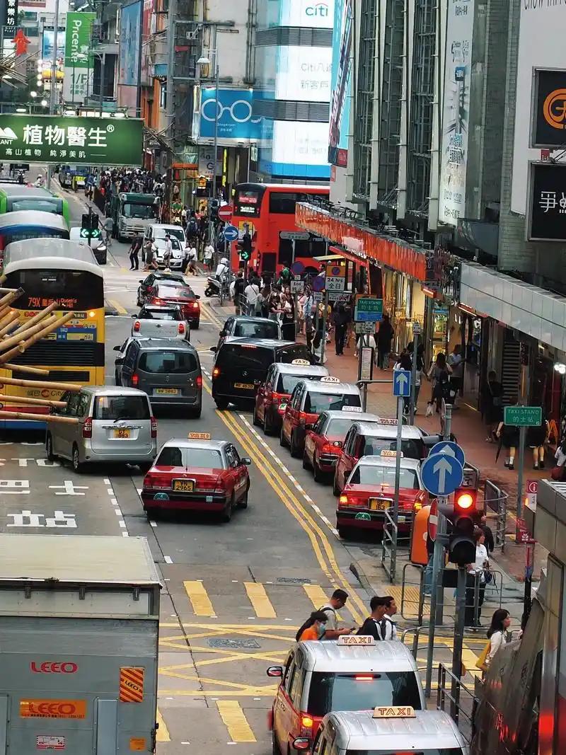 香港警方于2026年8月7日至8日展开了代号为“雷霆2026”及“捷驹”的大型反