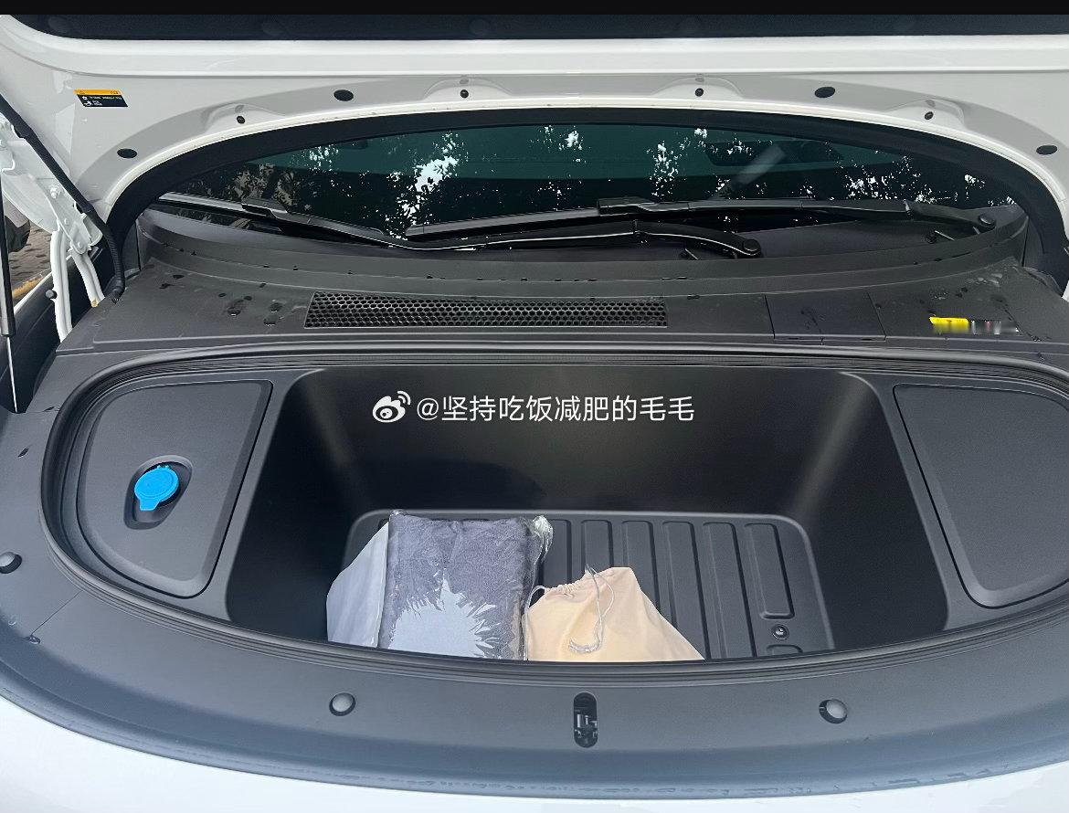 前备箱用起来什么感受汽场全开      “发动机挪走了，前舱空出来了，车企塞了个