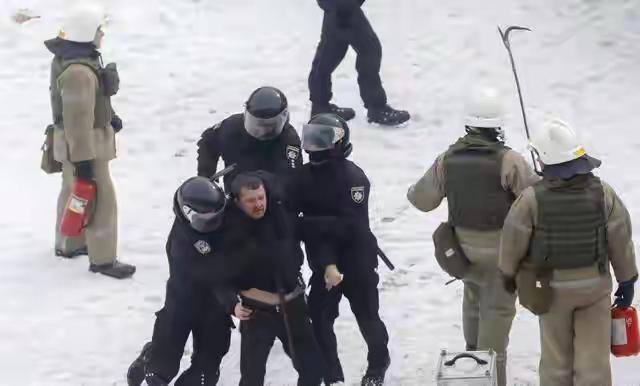 就在莫斯科市中心，突然传来一声巨大的爆炸声，俄军一名中将的座车当场被炸成了一堆废