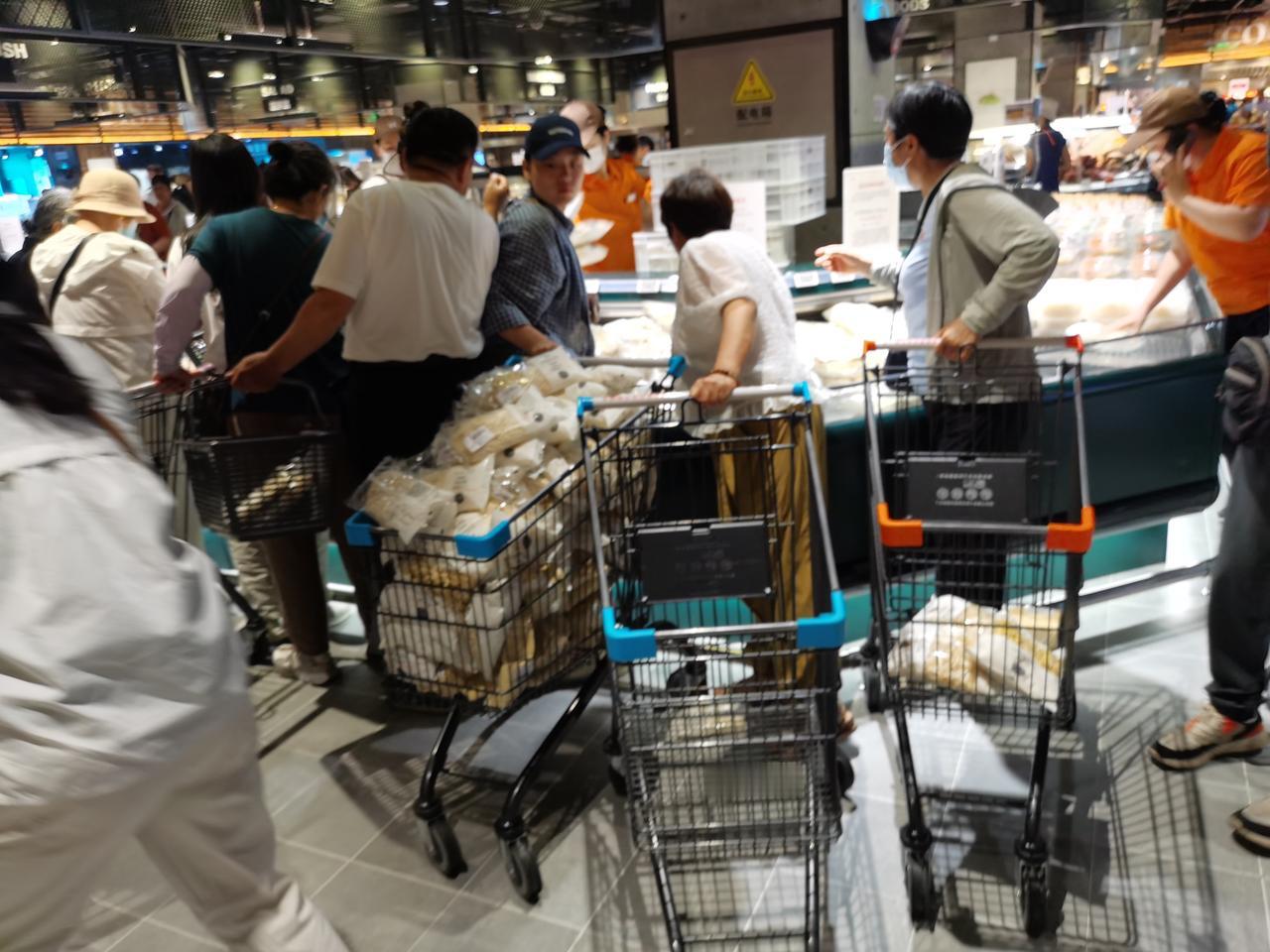 老先生、老太太们，胖东来的豆芽、面条、馒头等紧俏商品，就不要去抢了，危险！
上午
