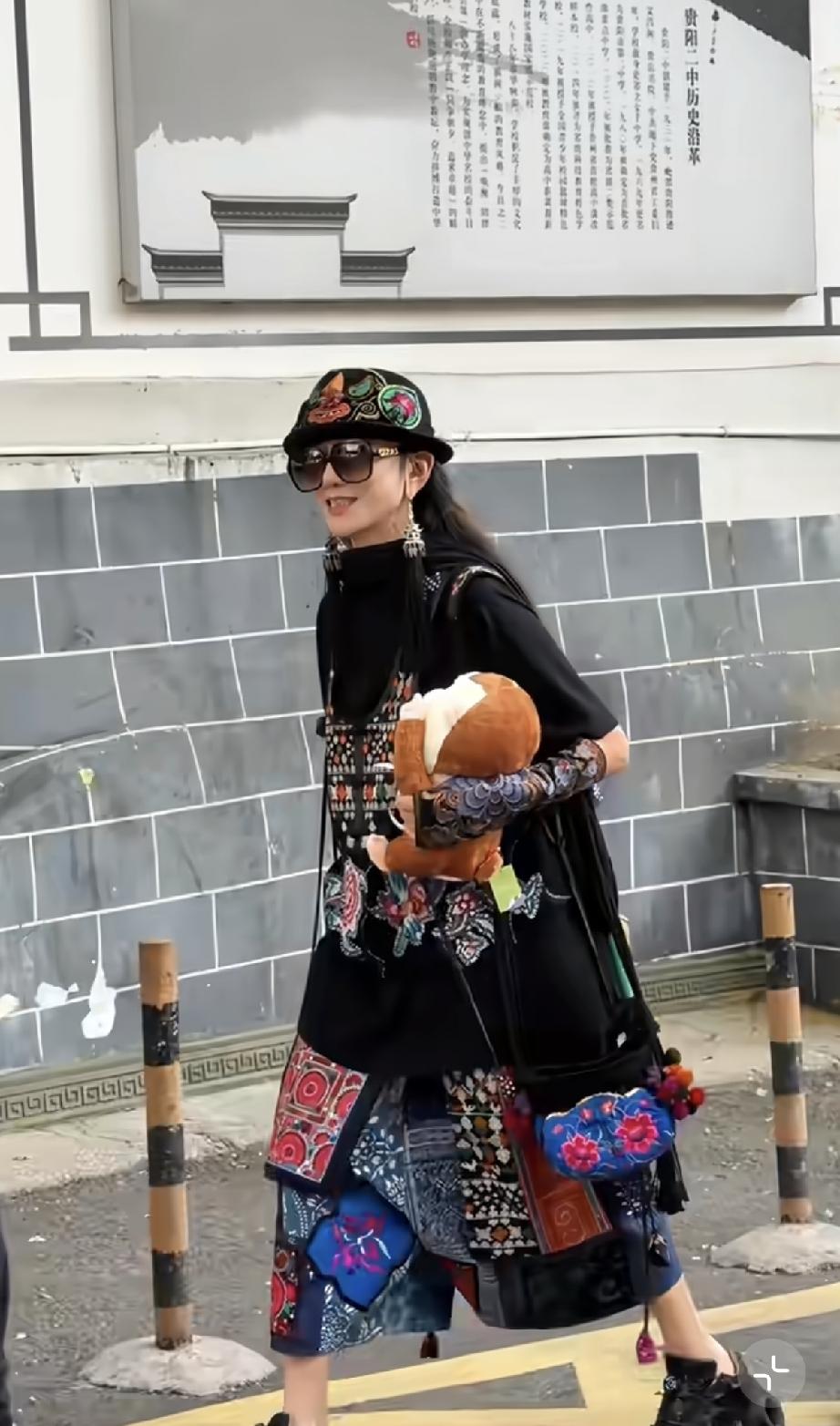 7月18日，杨丽萍现身贵州好吃街闲逛，打扮好奇葩，脚上的鞋子看着有15厘米厚，留