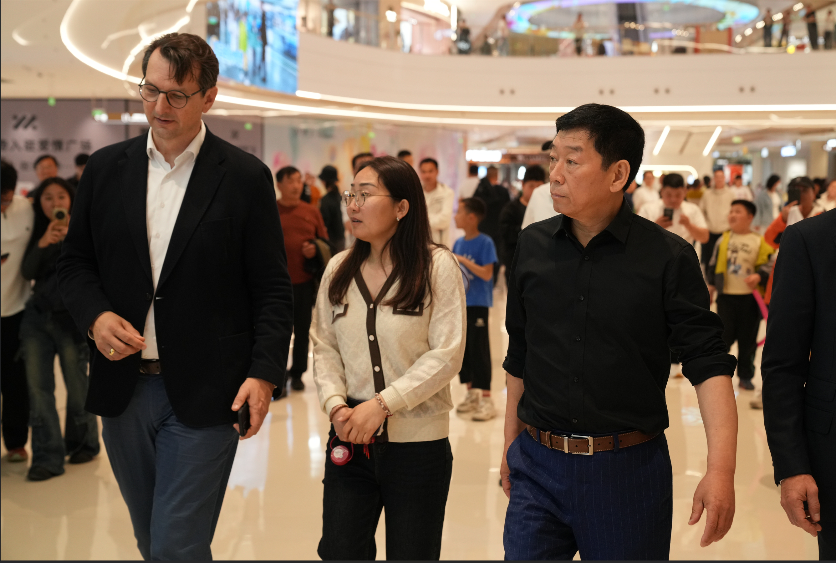 魏建军带宝马高管逛汽车主题商场刚刚在北京车展上交流完，魏建军就又带着宝马高管来逛