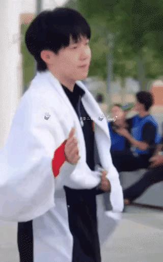 大头被米卢拦下合影，真是惺惺相惜啊！
大头赢球后，回酒店的路上被前国足外教米卢拦
