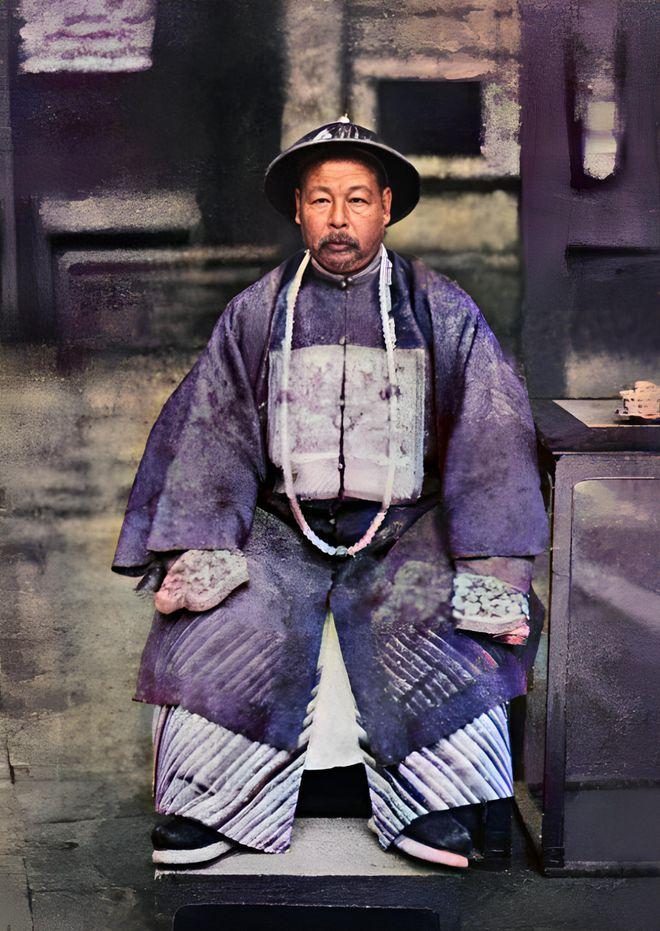 1876年，64岁的左宗棠打到新疆敌占区时，忽然冒出一百来个衣着破烂的清朝官兵，