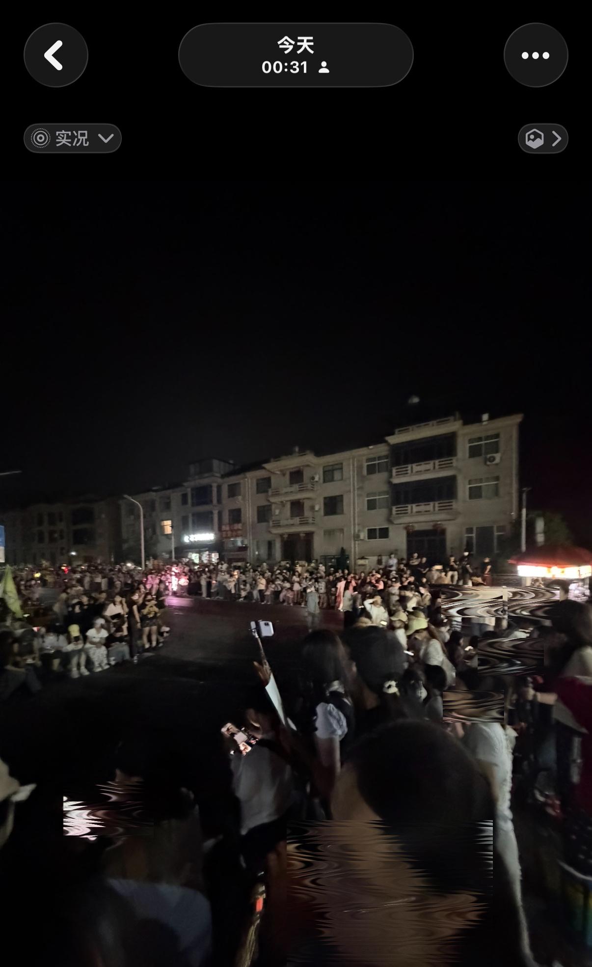 我吓晕了……凌晨还有这么多鱼丝在等虞书欣下班 这人比别人白天的人都多吧！！ 