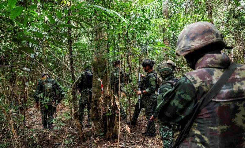 泰国陆军发言人温泰12月8日说，泰国对与柬埔寨存在争议的边境地区发动空袭。两国前