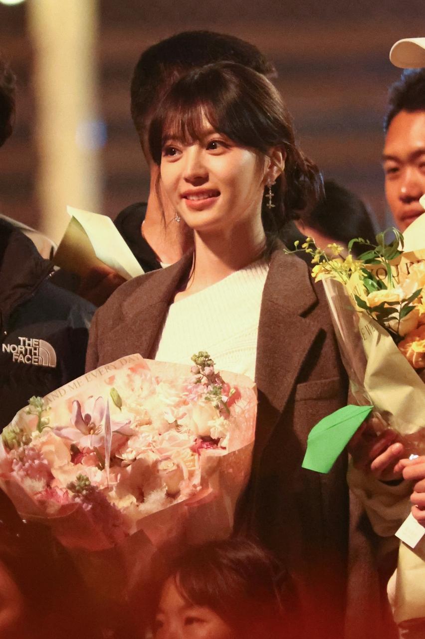 最近田曦薇在青岛出席新剧杀青仪式，她这次搭配的很漂亮，手捧鲜花，看上去像个迷人的