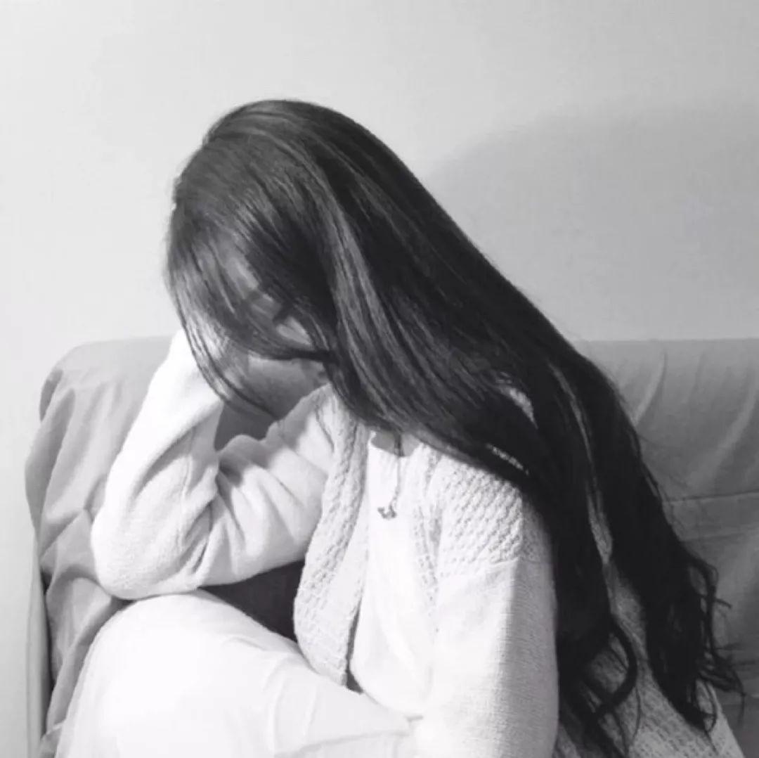 你们有没有过这样的时刻？

在朋友圈发了一张精修的自拍，
配文是“今天也是元气满