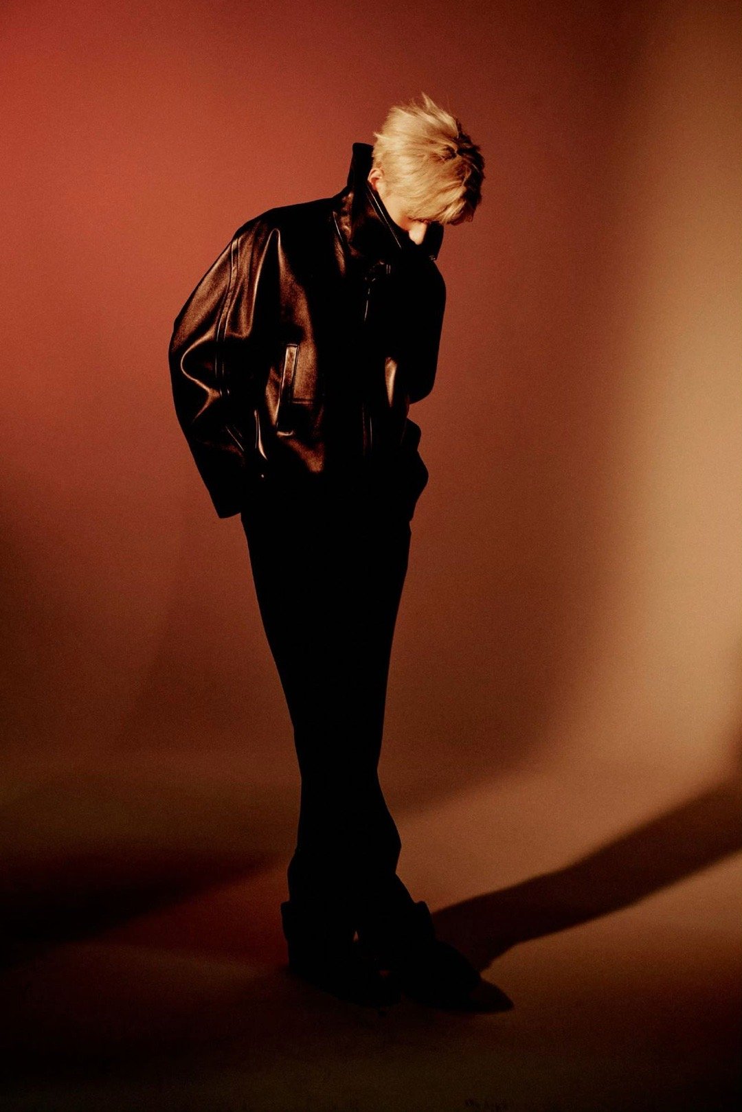 胡先煦上海路透生图胡先煦这组生图太绝了，脸瘦得恰到好处，白金发色直接把清冷感拉满