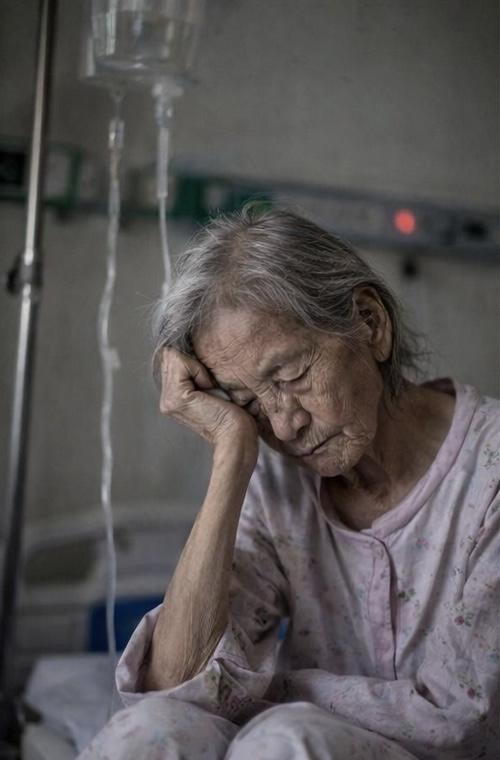 你省下的钱，最后可能全送给了医院

我认识一个邻居，两口子收入不算低。
她一个月