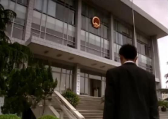 1998年凌晨，面对警察强行闯入，陆远明对妻儿说：“我们自卫！”于是，儿媳扔砖头