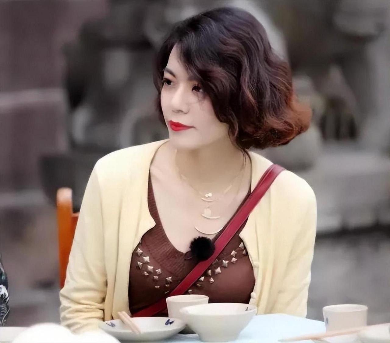 复旦大学陈果说：“见过世面的男人，不缺女人，见过世面的女人，不信男人。看过世界的