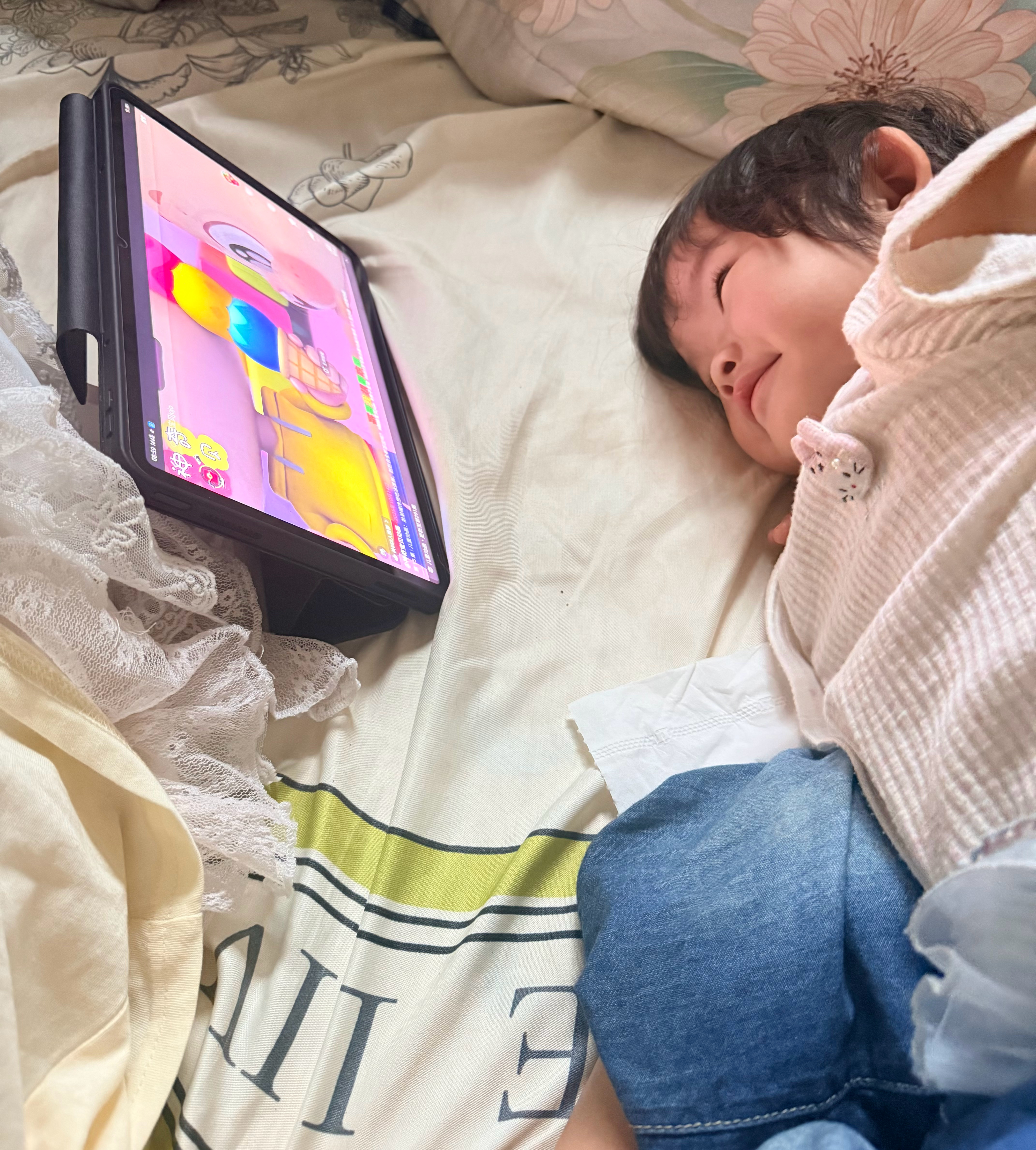 谁家小孩子一大早就开始看平板啦哈哈哈哈哈～小坏蛋👼🏻一个嘿嘿嘿 