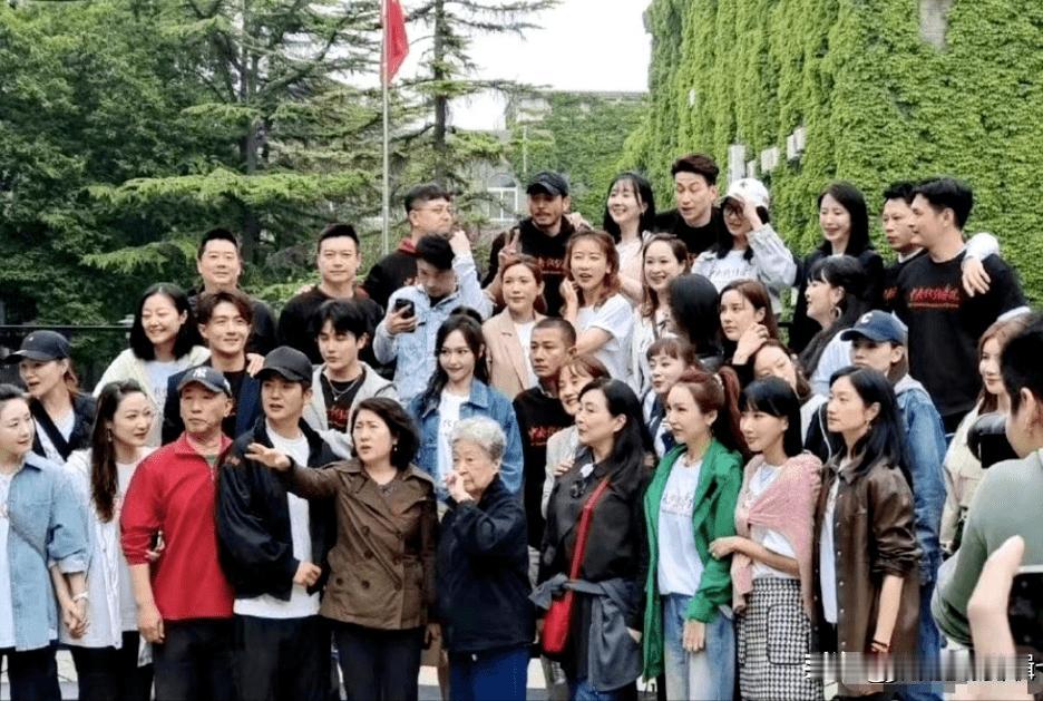 ＃唐嫣同学聚会合照＃中戏02级明星班重聚！快来看看你都认识哪几个？唐嫣这C位真是