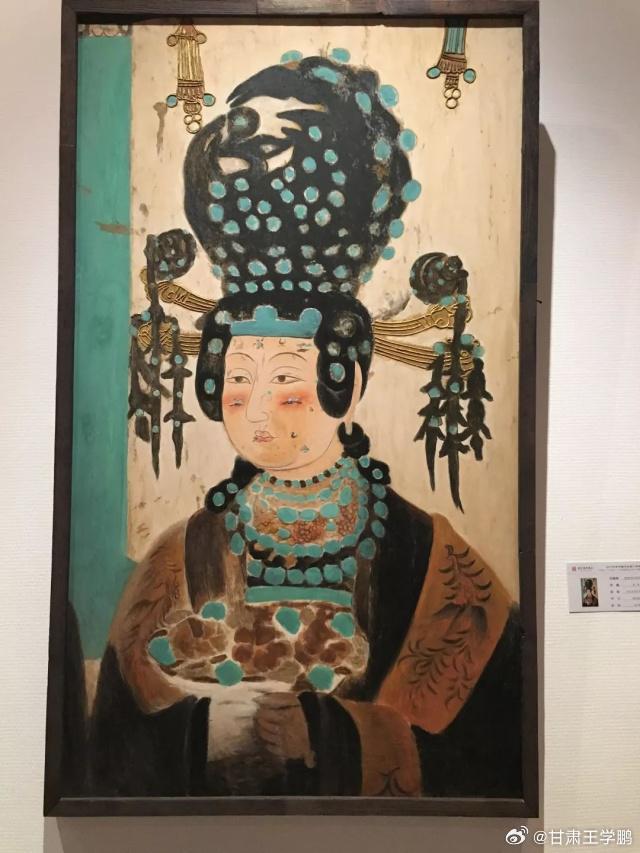 敦煌供养人偷偷围观当代游客千年前，河西的世家大族出资凿窟，请画师将自己与家眷的容