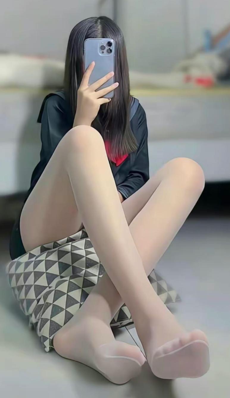 朋友交通事故意外去世后，我担心他父母会发现他的特殊癖好，通宵把他平时会炫耀并分享