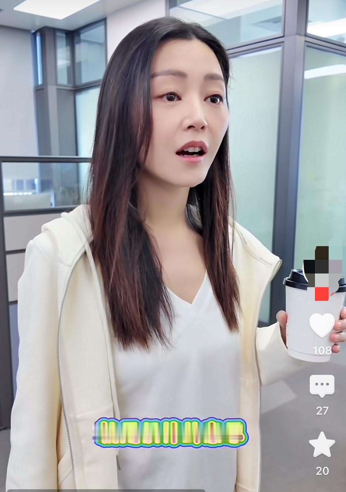 双料影后卫诗雅，和很多香港艺人一样，

私底下的她非常的接地气，

无论是打扮还