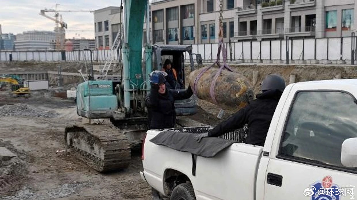 【#塞尔维亚首都移除一枚二战遗留炸弹#】当地时间12月28日，塞尔维亚首都贝尔格